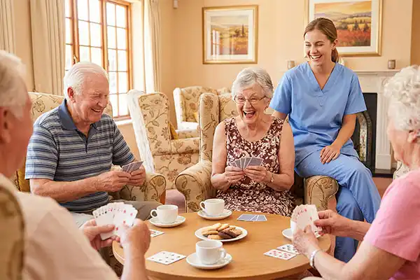 Gemeinschaft und soziale Interaktion: Eine Gruppe von Senioren und Pflegepersonal beim gemeinsamen Spiel